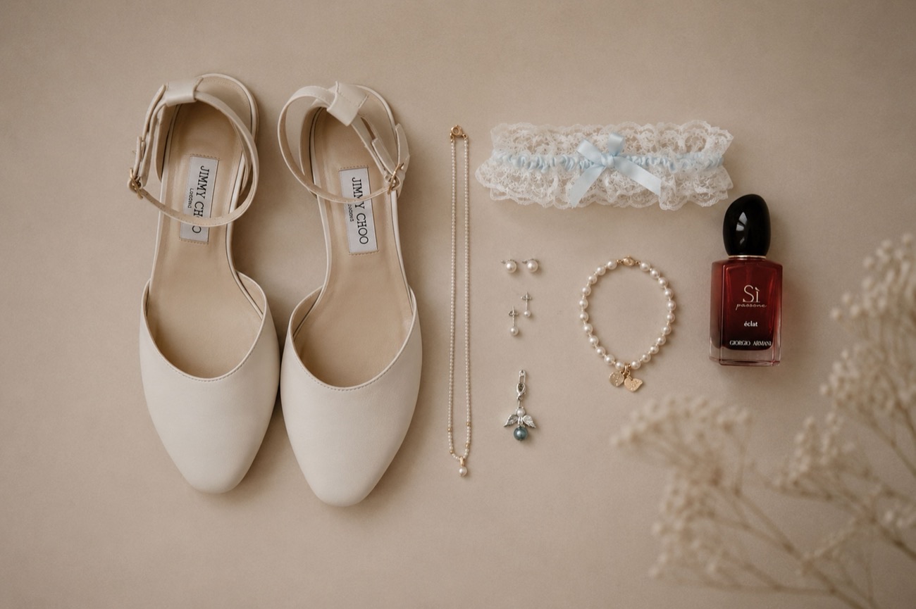 Accessoires der Braut: Schuhe, Schmuck und Parfum als Flatlay