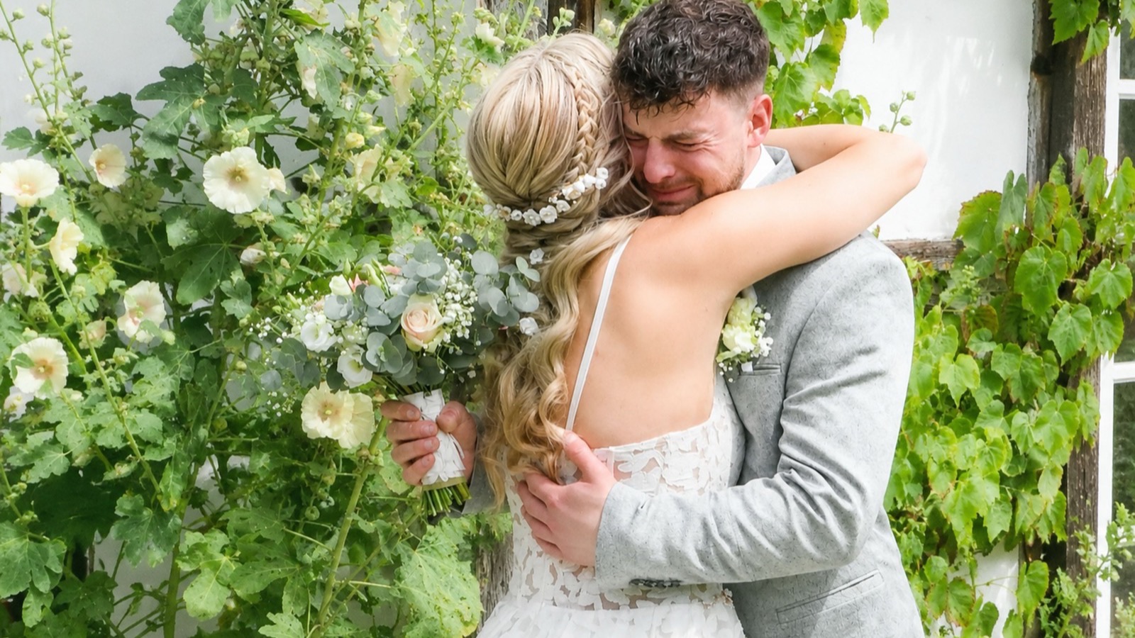 Brautpaar und Eltern schauen nach der Hochzeit gemeinsam ins Album
