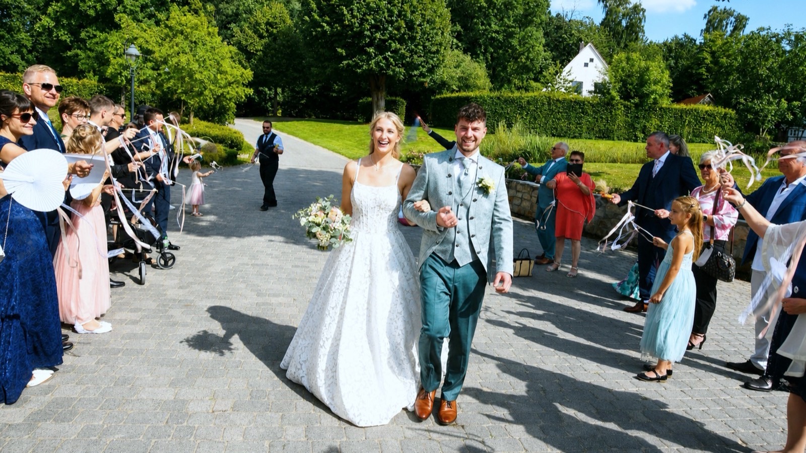 Gast hält am Hochzeitstisch eine persönliche Sprachnachricht fest